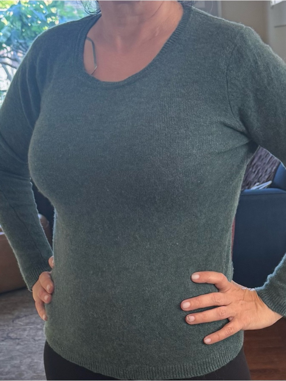 Tahari Cashmere Women's Scoop Neck Crew Sweater in Dark Green